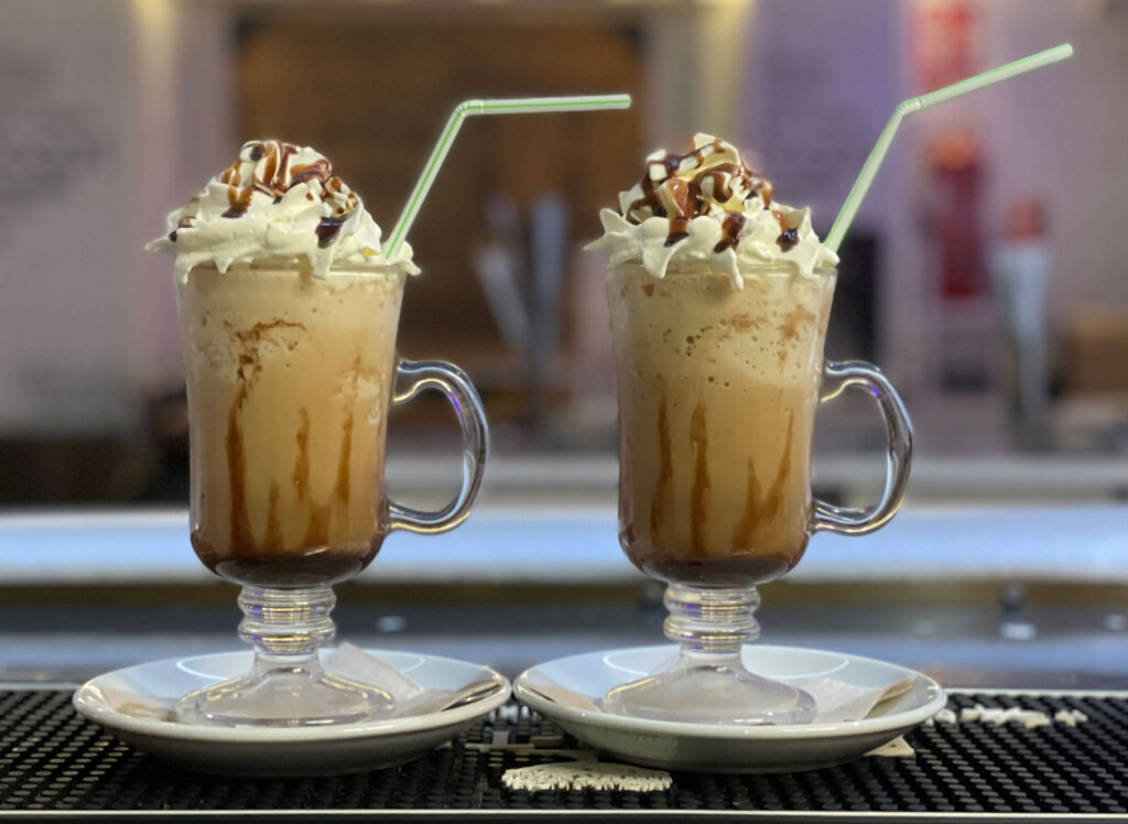 jarras de café helado con pajita